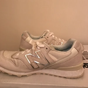  - Vita New balance skor av modellen 996 i storlek 37.  Hör av dig om du har frågor eller vill ha fler bilder.  Kram!   Köparen betalar frakten.  