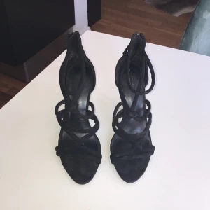  - Snygga svarta högklackade skor