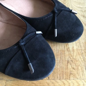  - Helt nya ballerinaskor från Dasia. Använda 2 gånger men säljs pga fel storlek. Utsidan är av mocka, insidan är i skin och rejäl gummisula. Stötdämpande sula medföljer. Jag bjuder på frakten 🌸