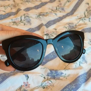  - Svarta super fina oanvända solglaögon. 