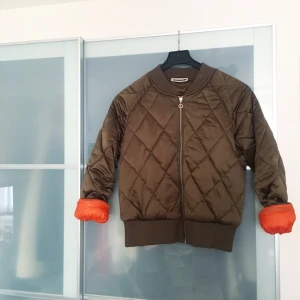  - Tjock bomberjacka  Från Vero Moda Storlek S/M 