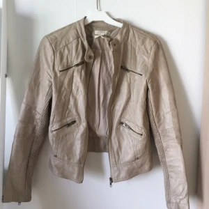  - Jätte snygg fejk läder jacka med färg beige. Säljer för att jag inte använder den längre men tog med några bilder för länge sedan då jag bar den. Inköpt på MQ och nypris låg någonstans runt 500kr