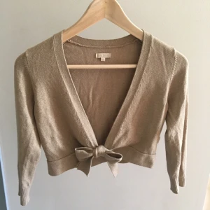  - ALLT SKA BORT! Annars slängs det.   Allt är i bra skick, har tröttnat på dessa plagg, därför säljer jag de billigt   10kr via Swish, frakt 10kr 🌟