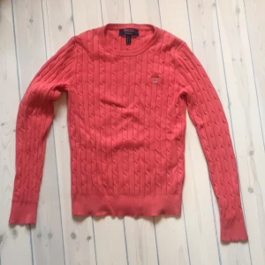  - Korallfärgad tröja från Gant, väldigt fint skick! Köparen står för frakten 