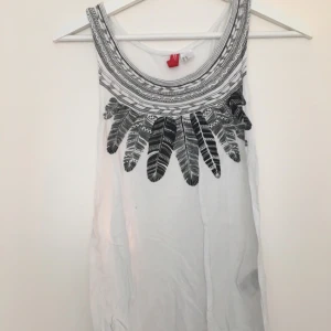  - Linne men fjädertryck från H&M, bra skick!