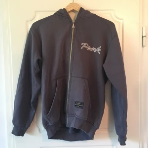  - Peak tjocktröja storlek s. Passar s&om