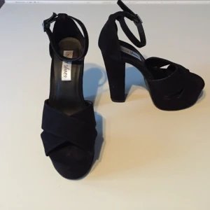  - endast använda 1 gång eftersom dom för mig är för stora så dom är praktiskt taget i nyskick! köparen står för frakten👡🌺☀️