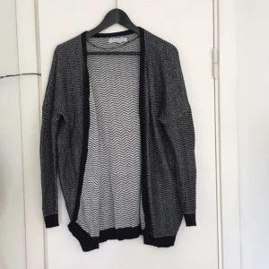  - Cardigan från New yorker! Bra skick! Betalningen sker via swish! Frakten är inräknad! 