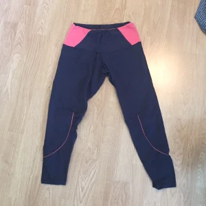  - Stretchiga och sköna träningstights, lite kortare ben. Något använda. Köparen står för frakt.
