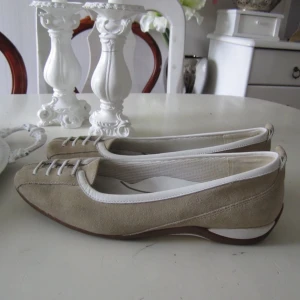  - Snygga Ecco skor i beige mocka stl 39. Gummisula under, skinn inuti, mockan mörknat lite på vissa ställen. Innermått ca 26cm. Något smal i modellen, passar ej till breda fötter. Bra skick!