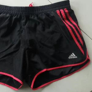  - Helt oanvända Adidas shorts i stl 12 (M). 