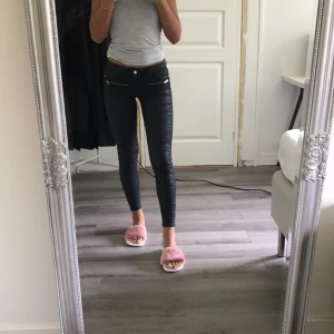  - Gina tricots gamla modell av skinnbyxor. Lite slitna mellan benen men inget som man märker och dom har inga hål. Kan gå ner i pris om de behövs.