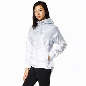 🌸 Supersnygg nike nike windrunner jacka.  Pris: 200kr Storlek: L Skick: Mycket fint, använd 2 gånger. Dock finns det en liten fläck vid kragen men inget som syns när den väl är på. Se andra bilden. Nypris: 750kr  Skickar SPÅRBART med Postnord och Schenker Postnord 53kr/Schenker 59kr