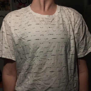  - Finfin emoji tröja som är från thsirtstoreonline.com ! Använt några gånger. Trycken på tröjan är inte alls slitna och den sitter ungefär som en L och inte XL, men passar XL också. :-) Köparen står för frakten, kan också mötas upp runt helsingborgsområdet!