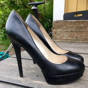  - Skinnpums från Aldo. Strl 40, klackhöjd ca 11 cm. Sparsamt använda=fint skick. 