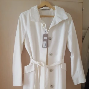  - Elegant vårkappa modell JODY prislapp på. Helt oanvänd