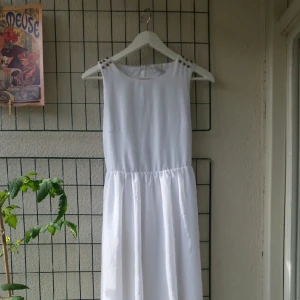  - Jättevacker vit sommarklänning som knappt använts sedan studenten- synd tycker jag! Lagad i ryggen (syns på sista bilden) men det märks knappt. Väldigt bekvämt stretchig! 