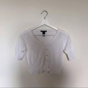  - Vit Kort Kofta köpt på Mango i storlek S. Skönt material som är trevligt ha på sig. Koftan är väl använd men fortfarande i gott skick!