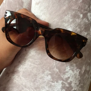  - Coola solbrillor inköpta förra våren! De är sparsamt använda och i gott skick. 