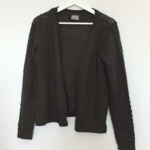  - Mörkgrön kofta från Vero Moda, knappt använd.