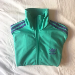  - Adidas track top 🌊🥇 turkos/lila str 36/S. Fint skick, pyttelite nopprig/slitage. Fet färgkombo 🌹