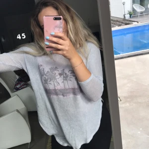  - En väldigt fin och skön tröja av tunnare material från hollister. Kan skickas och då står köparen för frakten💕