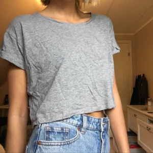  - Grå croppad tshirt från Monki, behöver strykas hehe, jätteskön och snygg!