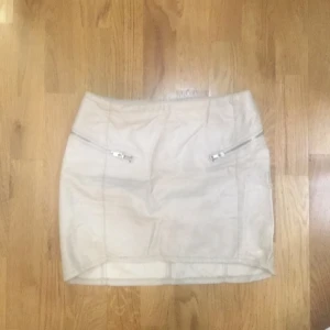  - Beige fuskläder kjol med dragkedjor