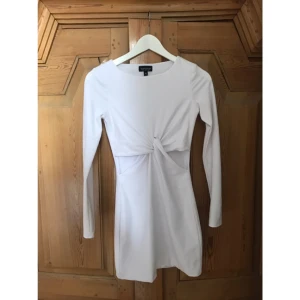  - Vit klänning från Topshop med knutdetalj i midjan. Köparen står för frakt ifall du inte kan mötas upp i Stockholmsområdet. Betalad via swish.