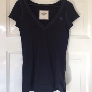  - T-shirt i mörkblått från A&F.