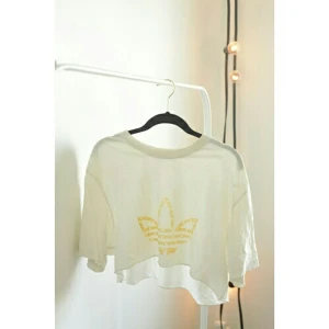  - oversized avklippt tshirt från adidas