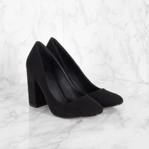  - NA-KD Black Suede Pumps  Superfint skick, endast prövade då de var för stora.