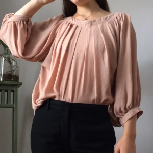  - Jättefin blus av bra kvalité. Går även att använda bak-och-fram😄 Lappen är borta men skulle säga att den passar S-M.