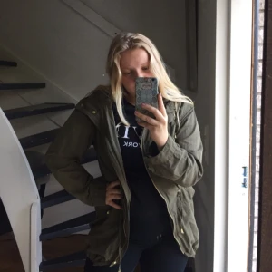  - Mörk grön höst jacka! Passar perfekt in på början av hösten eftersom att jackan inte är jätte tjock och vindtät. Använd endast några gånger!