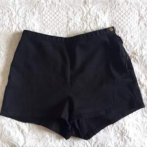 Höga svarta shorts från American Apparel i storlek 26/27. Smickrande passform, dragkedja i midjan🌞
