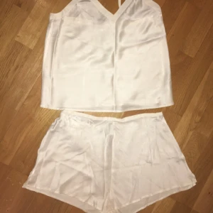  - Ett beiget pyjamas sätt i silkmaterial. Storlek L men den passar mig som är S. 
