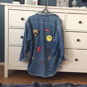  - Vintage wrangler jeansjacka/skjorta i storleken Medium (väldigt oversized som man kan se på bilden). Har lite roliga lappar på ryggen. Säljs för att jag inte fått så mkt användning för den. Säg till om du vill ha fler bilder :)  Jag möts gärna upp annars kan frakt diskuteras vid köp! :)   