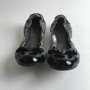  - Tahari, Ballerinaskor,  Strl: 37,  Färg: Svart, Vit,  Skick: Normalt 
