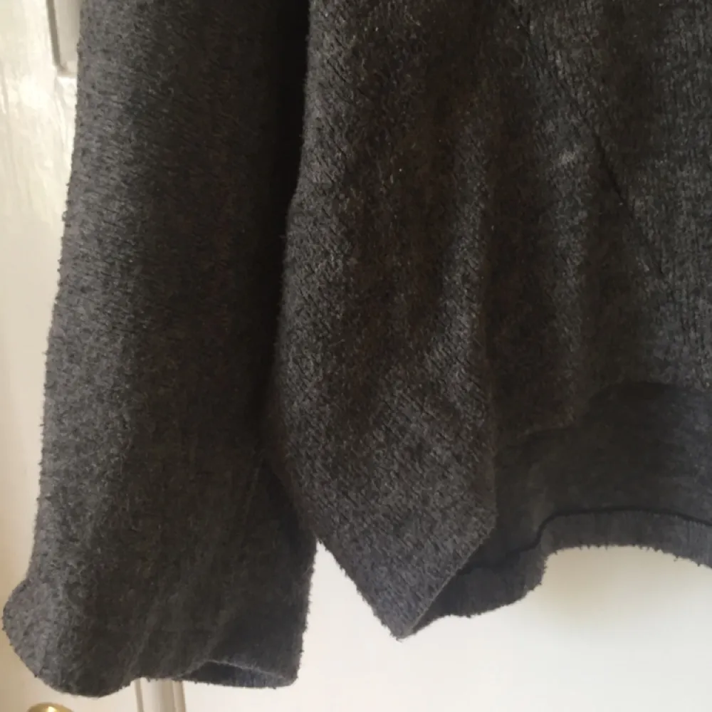 Säljer en tröja i Flies material från Zara! Blyerts grå🎀 köparen står för frakt. Tröjor & Koftor.