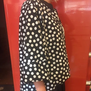  - Cool jacka som funkar både inne och ute. Unik design, köpt second hand. Längre baktill.