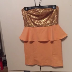  - En klänning med paljetter som endast är använd en gång. Köpare står för eventuell frakt.