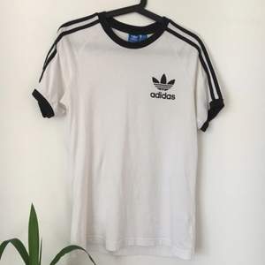 Vit Adidas t-shirt köpt på Urban Outfitters. (Originalpris 325 SEK) Använd mycket få gånger.  Oversized passform. Köparen står för frakten <3