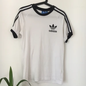  - Vit Adidas t-shirt köpt på Urban Outfitters. (Originalpris 325 SEK) Använd mycket få gånger.  Oversized passform. Köparen står för frakten <3