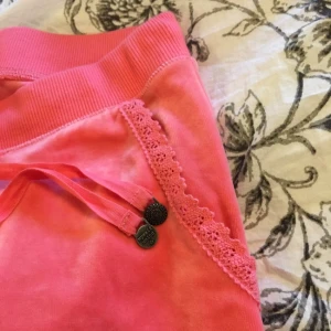  - Supermysiga Odd Molly mjukisbyxor i storlek 1 (S). Sparsamt använda och säljes då de ej kommer till användning. Fler bilder kan skickas vid intresse. :-)