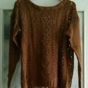  - Brunfärgad stickad tröja använd fåtal gånger. Lös i modellen, är S men passar även M.