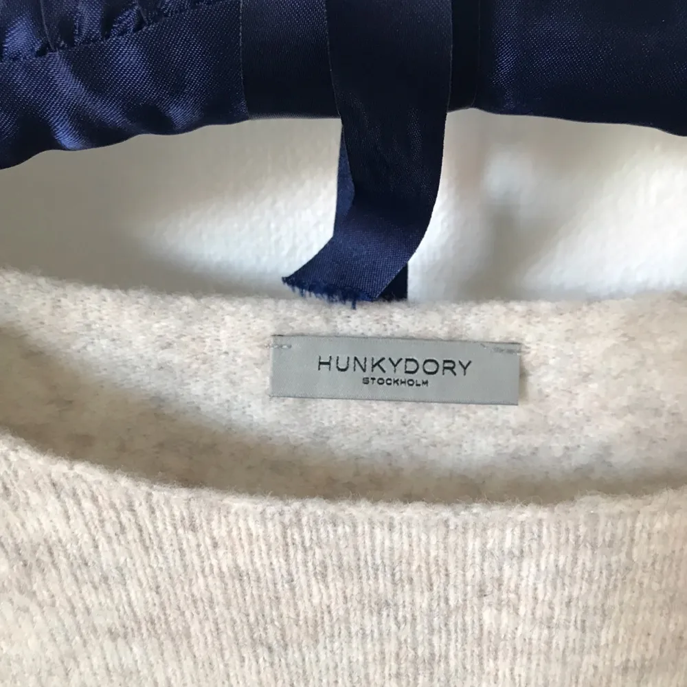 En stickad tröja från Hunkydory, använd 2 gånger. Super fint material, sticks inte alls. Den har en liten ficka på framsidan och i ärmsluten är den lite fransig.. Stickat.