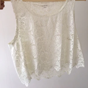  - Crémevitt spetslinne i storlek Medium men skulle säga att den passar bäst någon med storlek Small. Modellen är magkort och passar perfekt till shorts med högre midja! Säljer pågrund av att linnet är lite för stort för mig. 