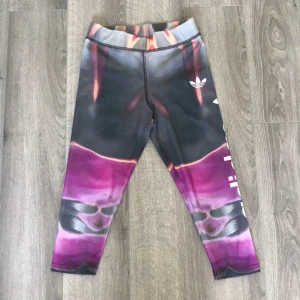  - Säljer ett par tights från adidas, en liten repa uppe vid adidas märket men inget som man lägger märke till. 