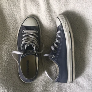  - Ett par helt vanliga låga marinblå converse. Knappt använda, köpte de förra året men tyckte inte riktigt att de var nåt för mig. Har använt de en gång så de är som helt nya!