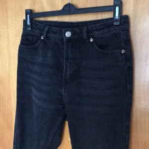  - Mom jeans från monki. Endast provade, säljer då de tyvärr är för små för mig. Frakt tillkommer🌸